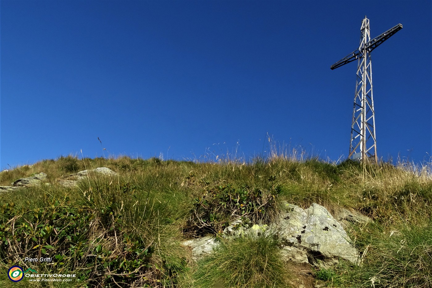 42 Alla croce di vetta del Pizzo delle segade (2173 m).JPG